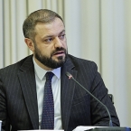 يقترح بابويان قروضًا لسائقي سيارات الأجرة الذين يدفعون الضرائب