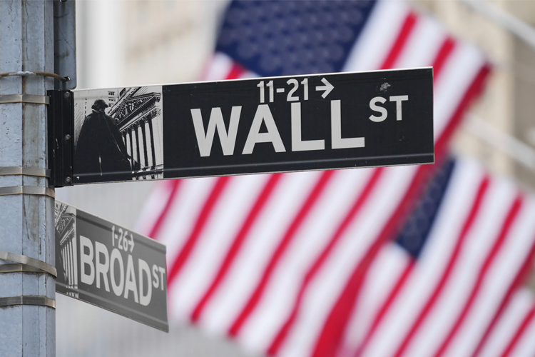 Los futuros de Wall St y el dólar caen en medio del tumulto arancelario en EE.UU.