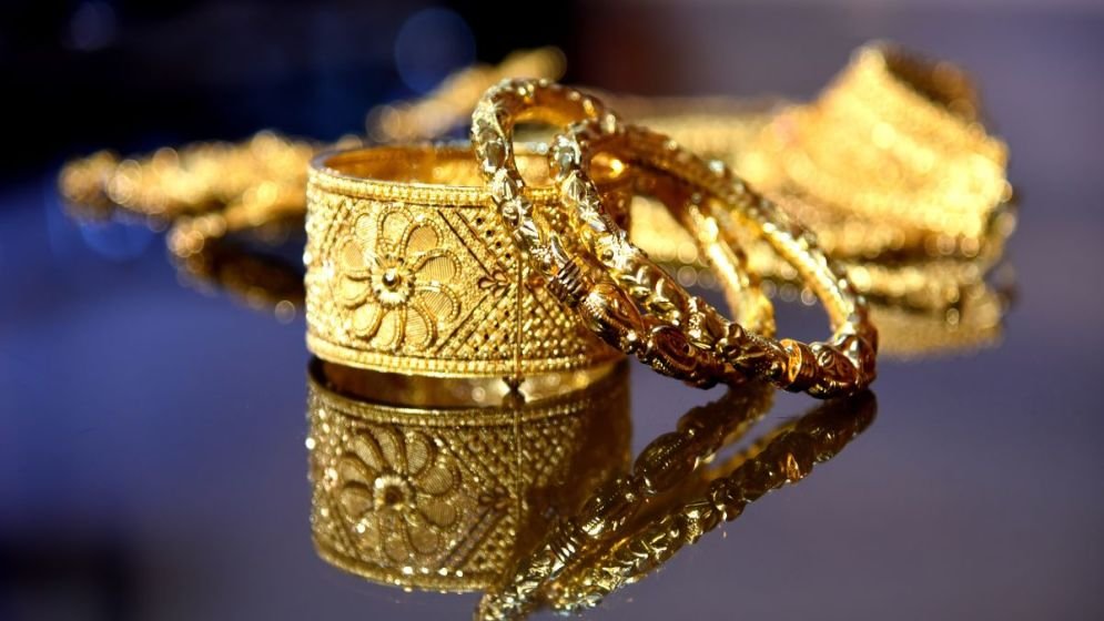 Gold price drops to Tk2.58 lakh per bhori