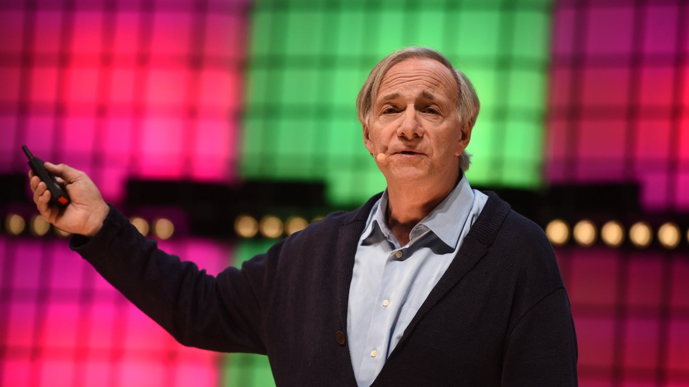 Ray Dalio se amarga de Estados Unidos y vendió estas acciones tecnológicas
