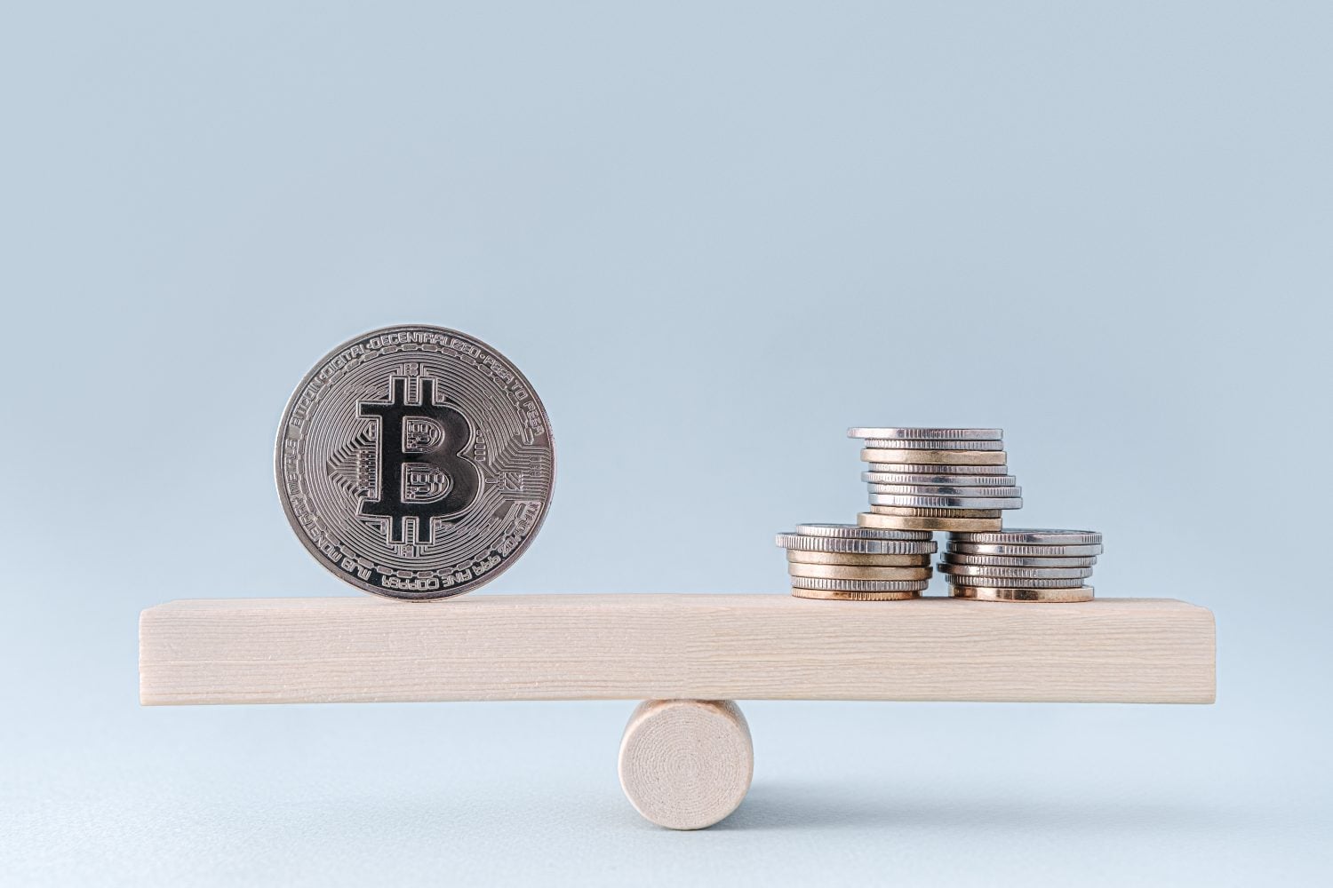 El IBIT cae un 6,4% mientras que el FDIG se dispara un 18,5% en 2026 y el propio Bitcoin no explica casi nada sobre la brecha