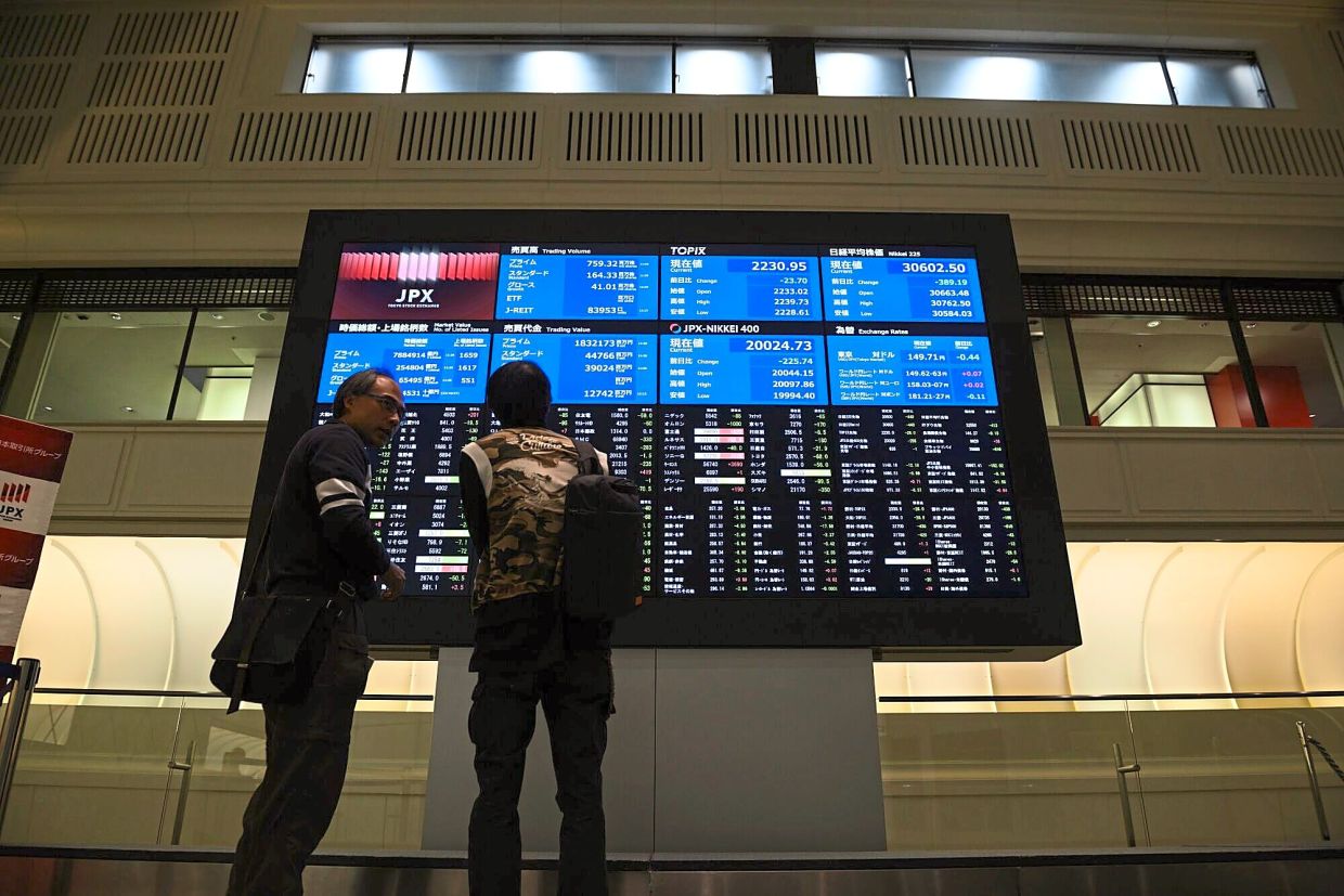 World markets jolted, dollar dips as Trump vows tariffs on Europe over Greenland