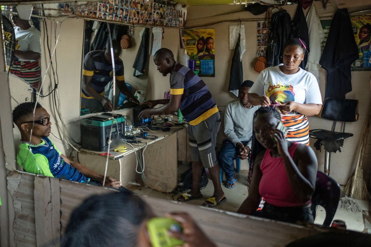 بطاريات الإيجار بقيمة دولارين أمريكيين تساعد في توفير الطاقة في جنوب أفريقيا.