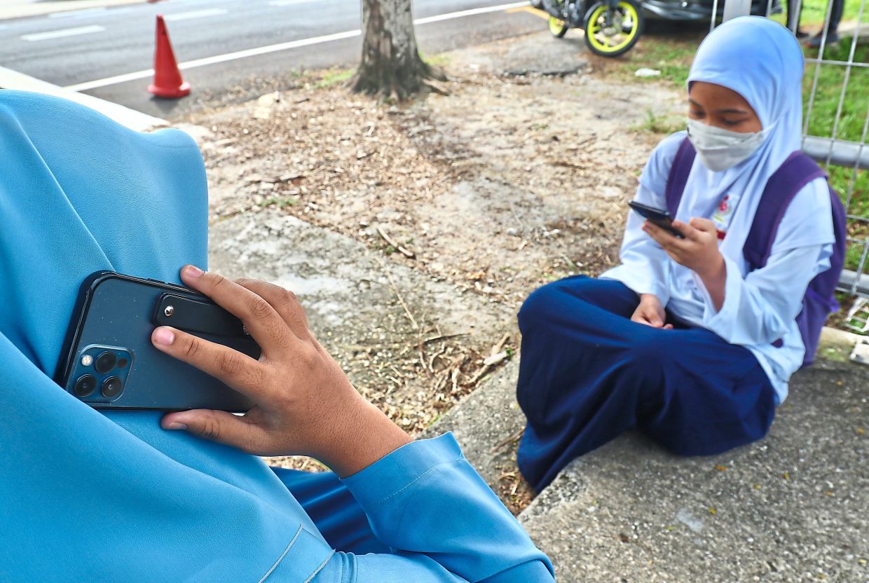 حظر استخدام وسائل التواصل الاجتماعي لمن هم دون 16 عامًا: تحليل الأبعاد الإيجابية والسلبية.