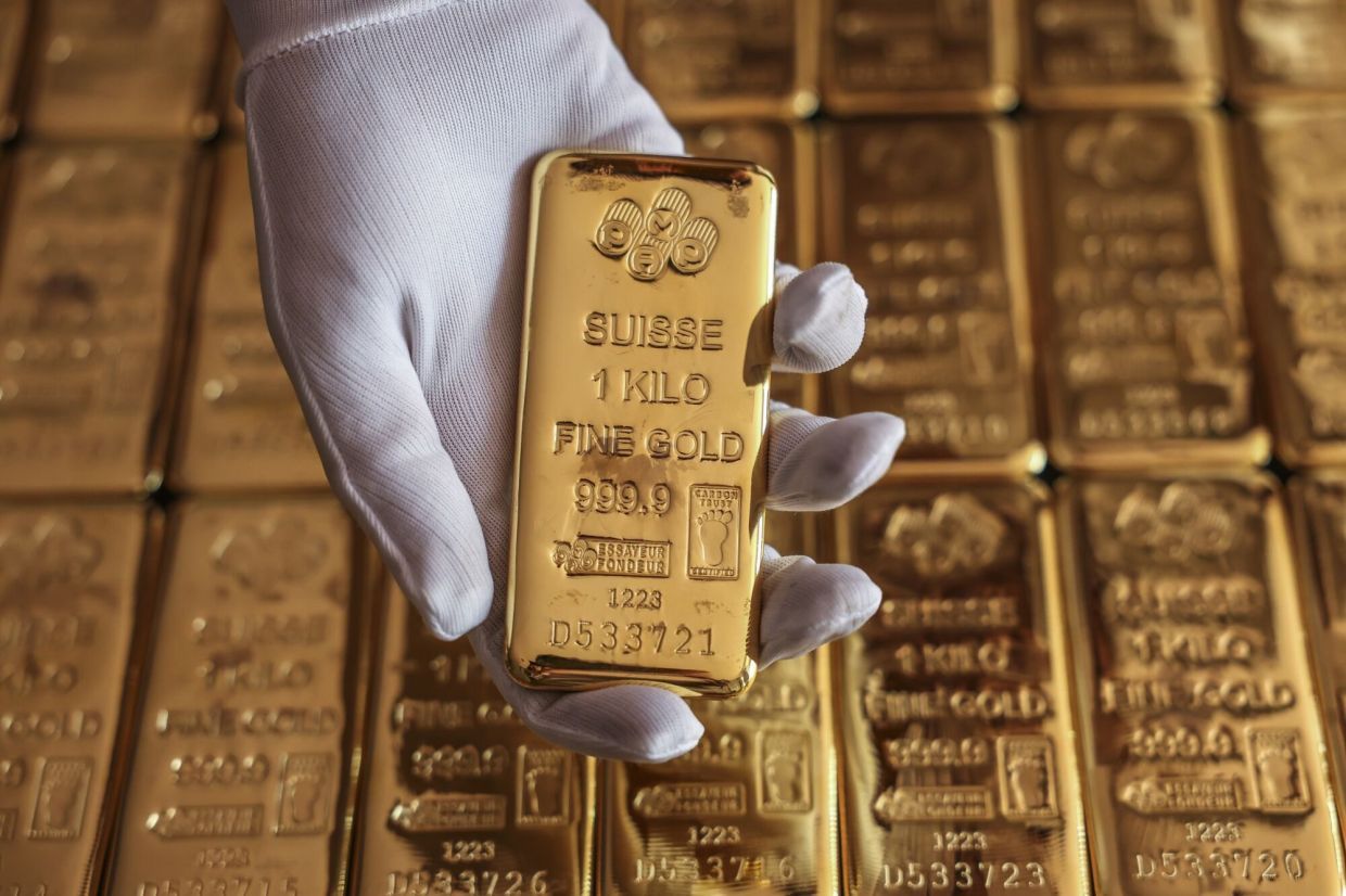 Gold falls on investor caution ahead of key US economic data