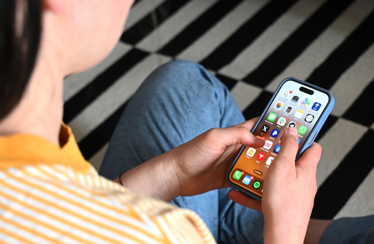 Su hijo frente al doomscrolling: cómo los feeds sin fondo afectan a los escolares