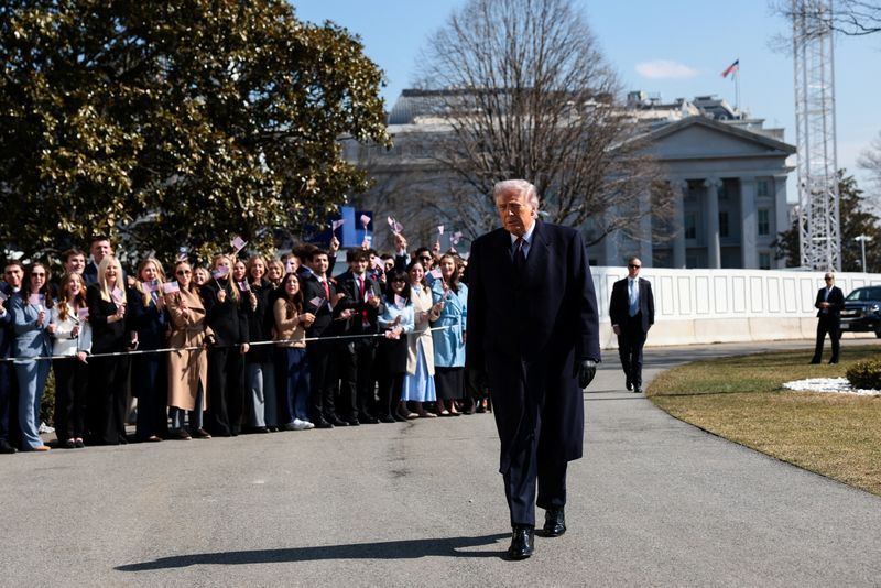Trump dice que está ordenando a las agencias federales que dejen de usar tecnología antrópica