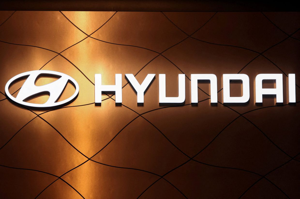 يقوم روبوت Hyundai بأداء حركات الجمباز المعقدة أثناء الوقوف على اليدين