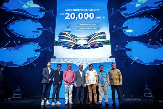 VinFast توقع مذكرات تفاهم لتزويد 20,000 مركبة كهربائية لشركاء النقل في إندونيسيا