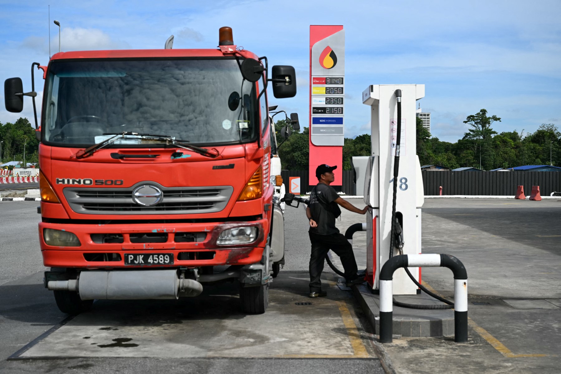 يقول وزير الاقتصاد الماليزي إن مخاطر مضيق هرمز قد تؤدي إلى ارتفاع تكاليف الطاقة في ماليزيا