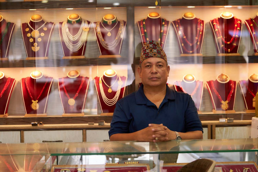 Gold and silver prices edge down in local market