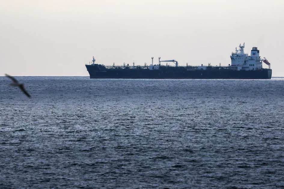 Los precios del petróleo caen y las acciones suben ante las esperanzas de paz en Medio Oriente