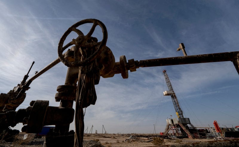 تراجع أسعار النفط بسبب المحادثات النووية الإيرانية وتجدد عدم اليقين بشأن الرسوم الجمركية الأمريكية