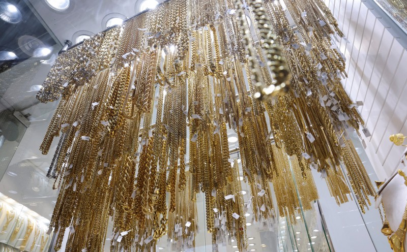 الذهب يقترب من 5000 دولار أمريكي، والفضة تتألق بينما تتذبذب الأسهم لتنهي أسبوعًا مضطربًا.