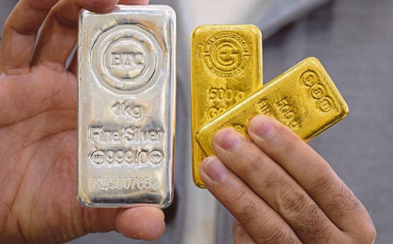تراجع الذهب والفضة مع ارتفاع الدولار.