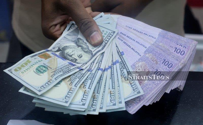 يفتح الرينغيت على ارتفاع مقابل الدولار الأمريكي وسط التوترات الجيوسياسية