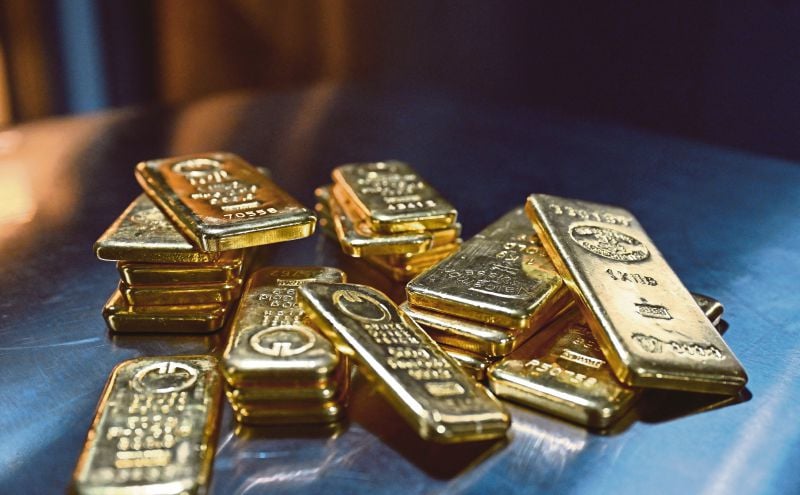 Gold rises as dollar, yields slip ahead of key US jobs data