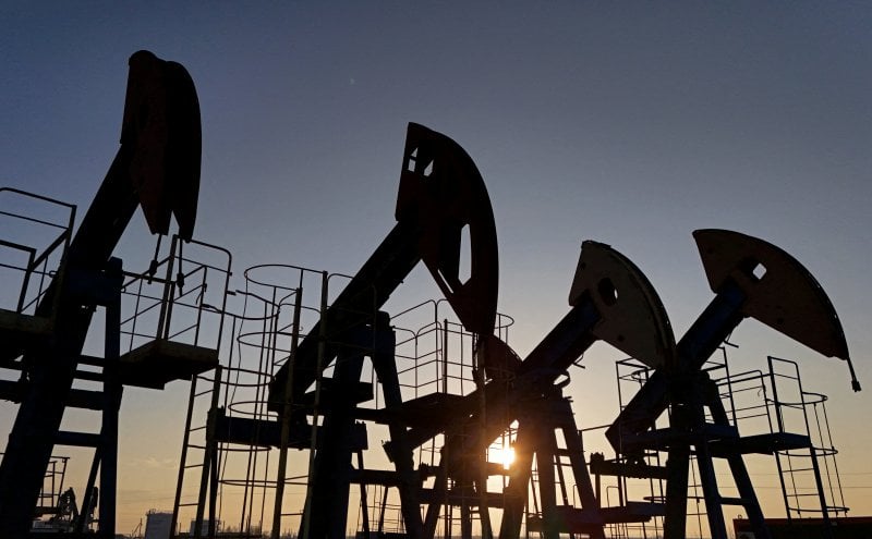 Oil price down nearly 2pct in early Asian trade