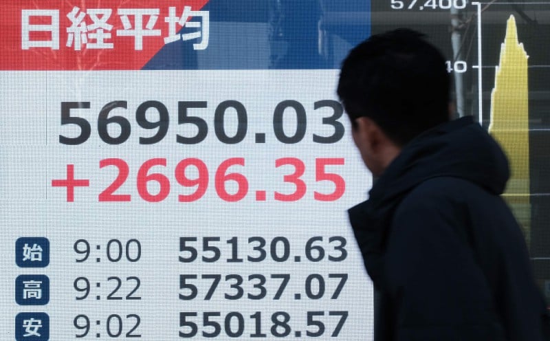 Japan's Nikkei rises 1pct, tech shares seen involved in US$550bil deal gain