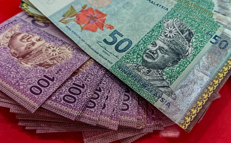 Ringgit opens higher but remains under pressure, geopolitical risks lift US dollar