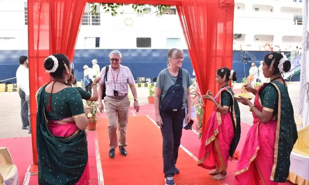 EM. Island Sky hace escala en el nuevo puerto de Mangalore con 95 pasajeros