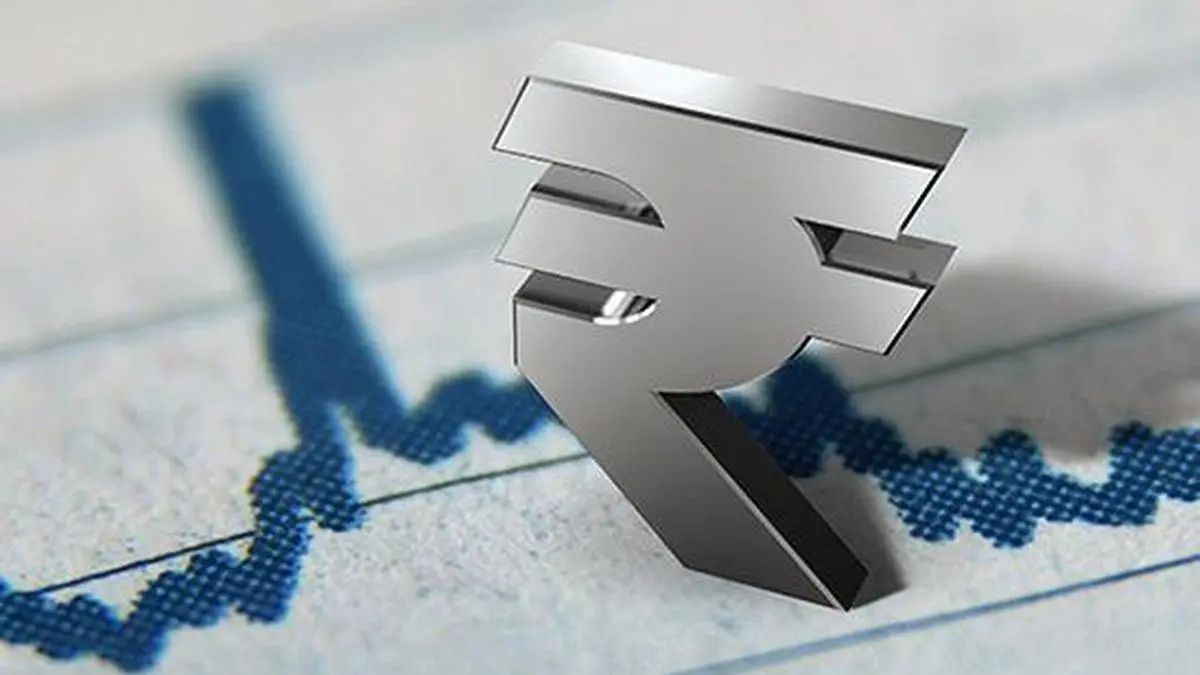 La rupia cae 17 paise y cierra en 92,68 frente al dólar estadounidense