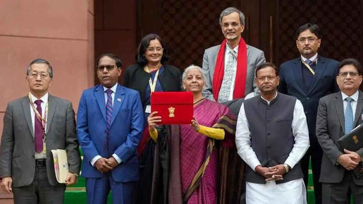India juggles growth, budget deficit as global risks mount