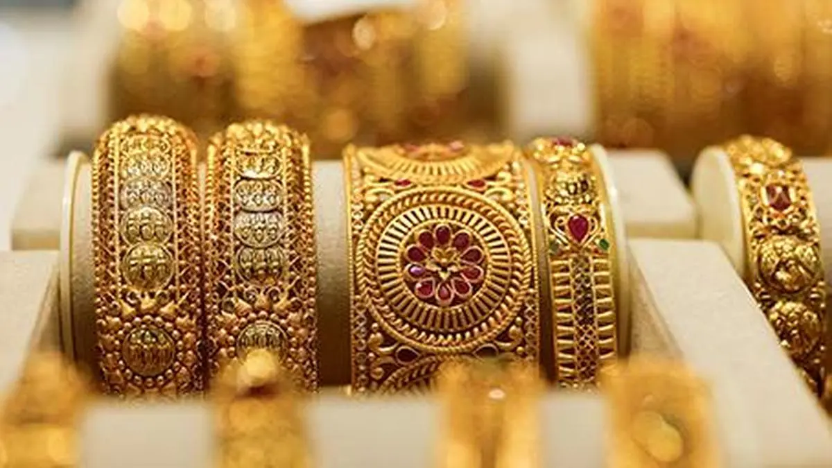 Gold recoups early losses on softer dollar after Iran peace proposal report