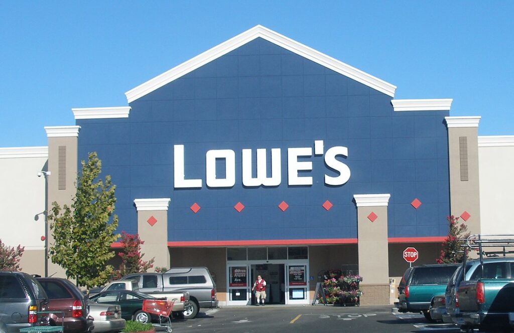 Lowe's invierte 250 millones de dólares para capacitar a plomeros, carpinteros y electricistas, habilidades "críticas para el futuro"