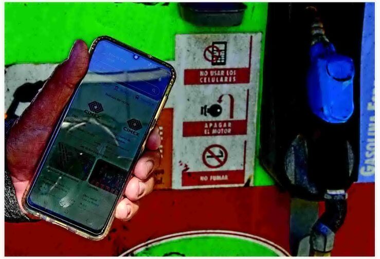 UNA ESPERA DE UN MES POR GASOLINA