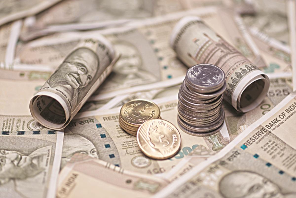 La rupia alcanza su mínimo histórico de 94,70 frente al dólar estadounidense en medio de tensiones globales