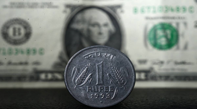 لماذا تنخفض قيمة الروبية الهندية مقابل الدولار الأمريكي؟