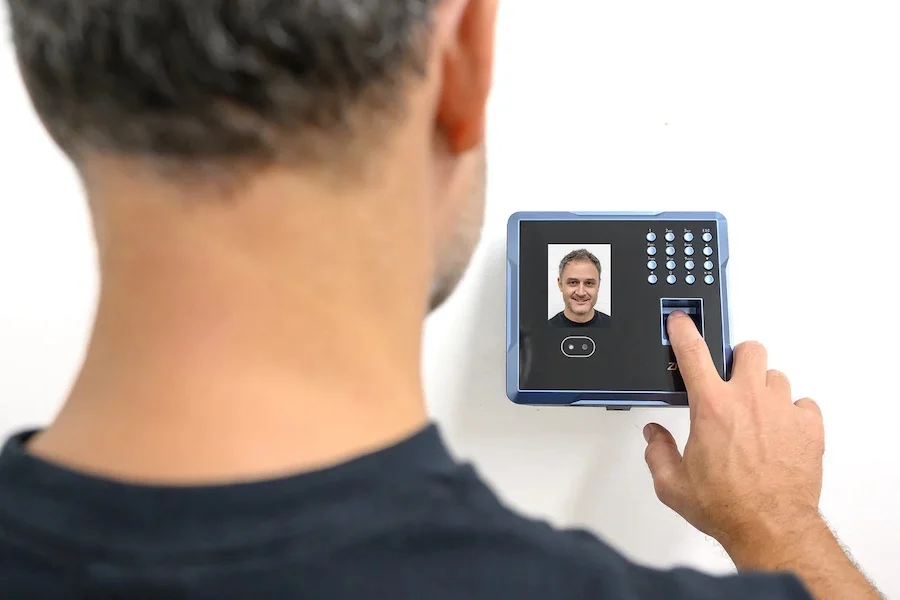 المدفوعات البيومترية: كيف تحل بصمات الأصابع ومسح الوجه محل رموز PIN