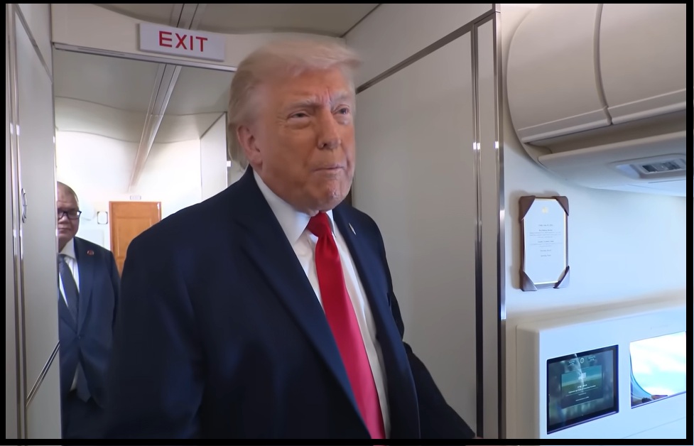 El presidente Trump sostiene un prensador improvisado a bordo del AF1