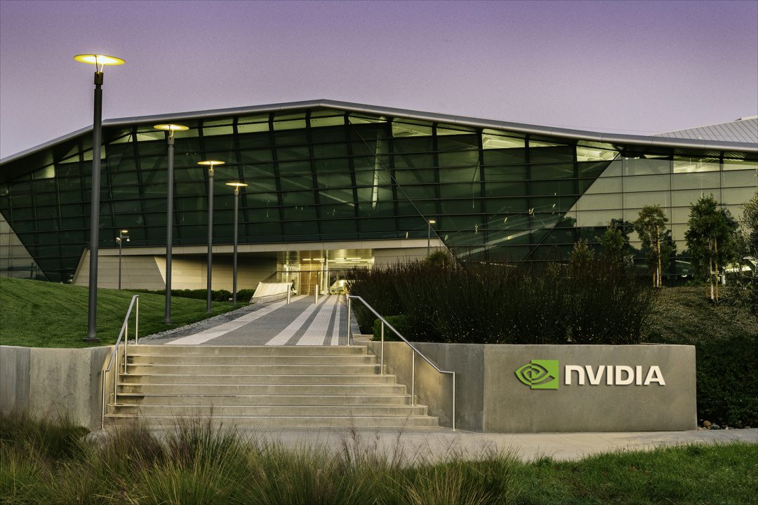 NVIDIA وCorning يتعاونان في توسيع مجال الضوئيات بالذكاء الاصطناعي