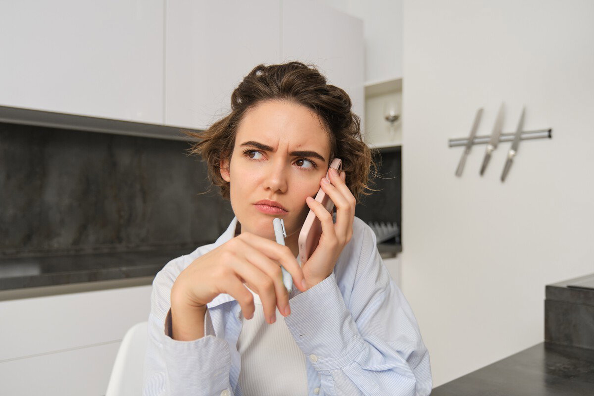 ¿Has visto un número de teléfono 400 en España? Cuidado con los cargos extra