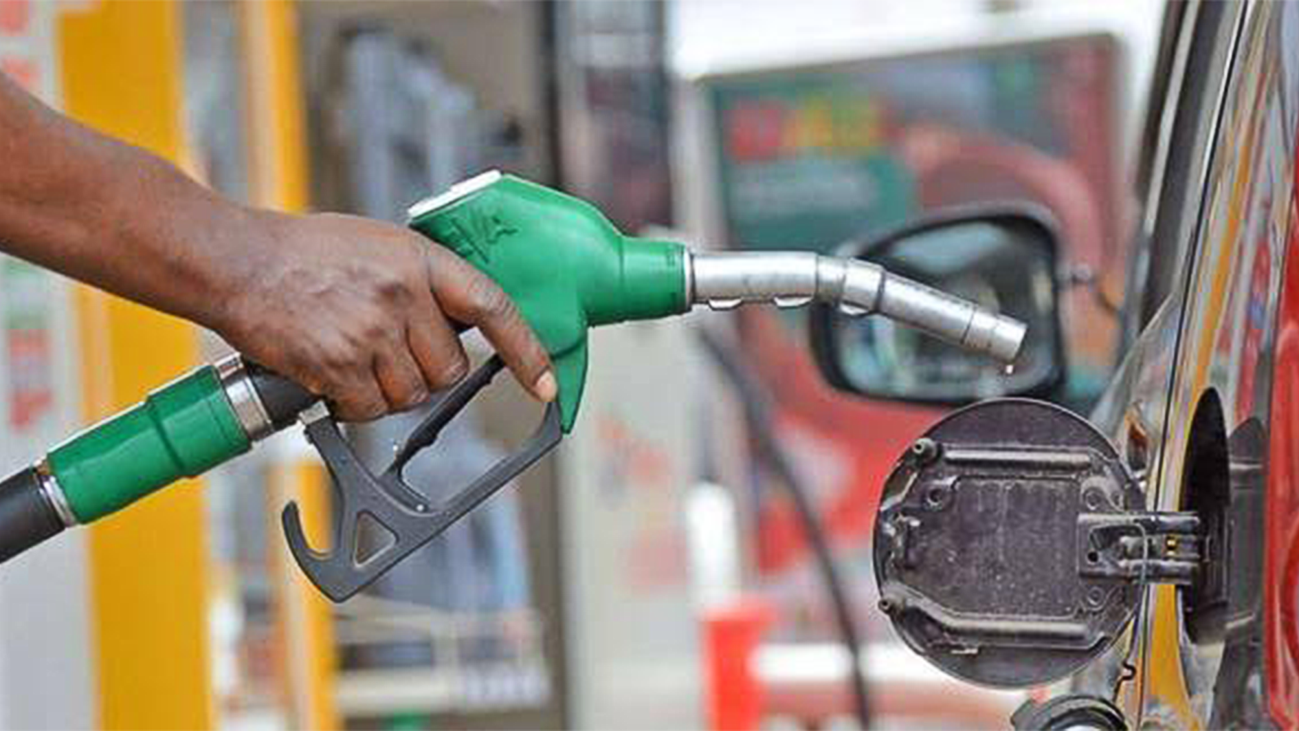 Los nigerianos anticipan una caída en los precios del combustible mientras Estados Unidos e Irán firman un acuerdo de paz