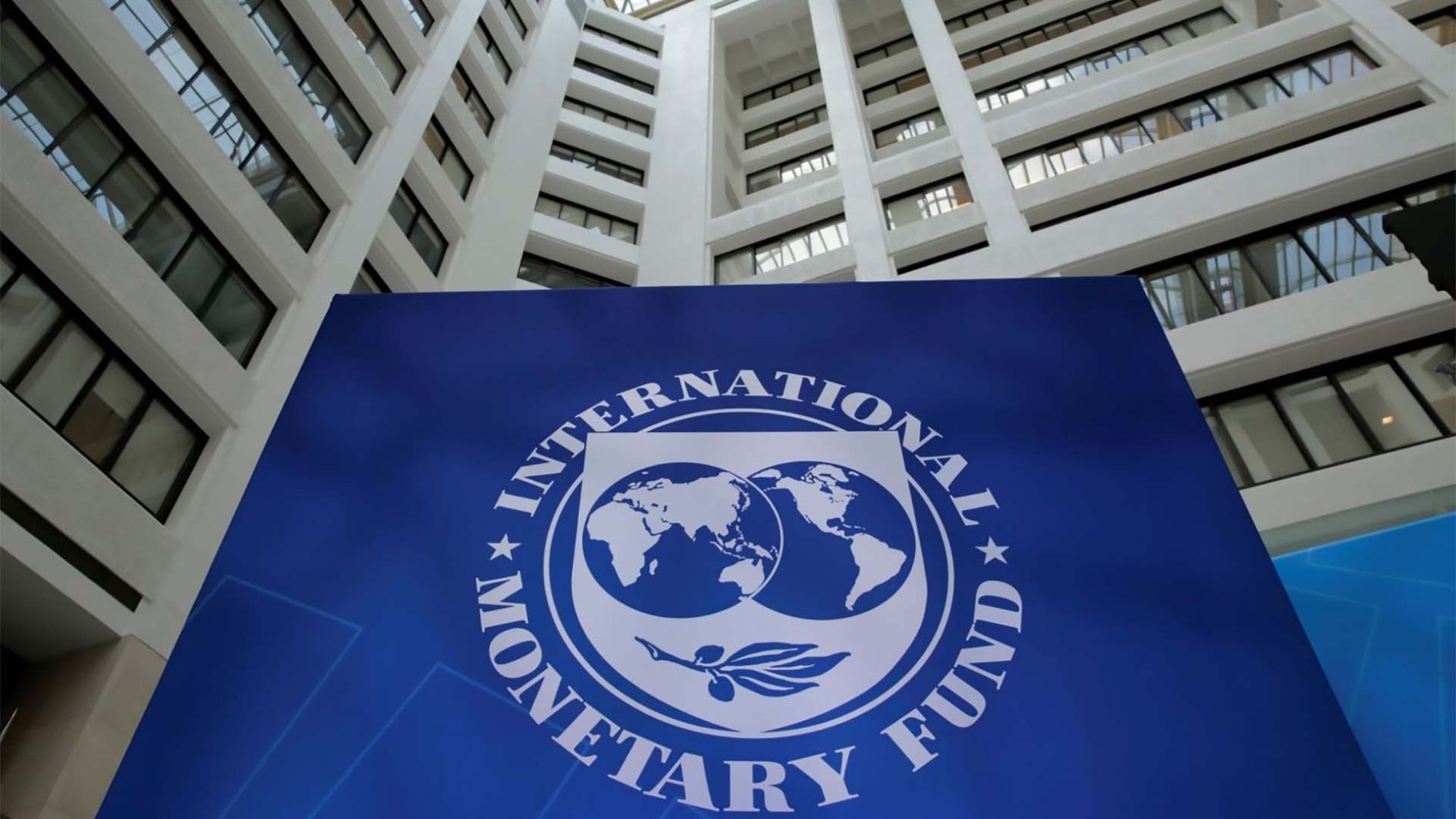 يركل النيجيريون بينما ينصح صندوق النقد الدولي FG بفرض ضريبة على الاتصالات وتوسيع نطاق ضريبة القيمة المضافة لتشمل الوقود