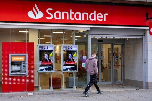 سانتاندر يصدر إعلانًا رئيسيًا "بدءًا من الغد" للعملاء ولكن "إغلاق النافذة"
