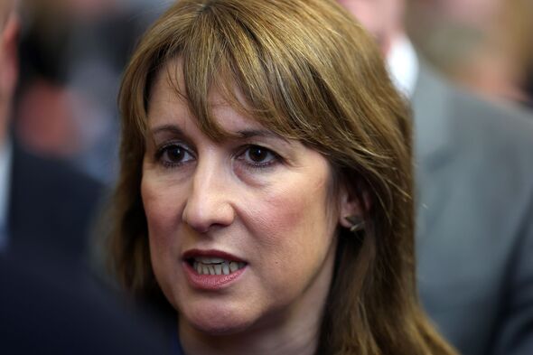 فرضت راشيل ريفز ضريبة جديدة على السيارات، وهذا جنون مطلق - ما الذي كانت تفكر فيه؟