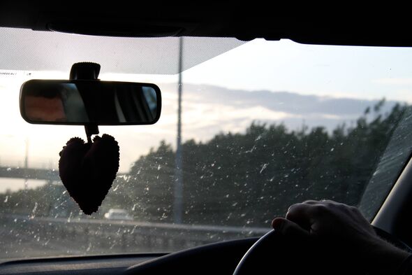 السائقون بدأوا للتو في فهم الغرض من النقاط السوداء الموجودة على الزجاج الأمامي للسيارات.