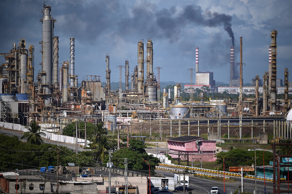 Venezuela ends decades of oil nationalization and opens doors to foreign investment