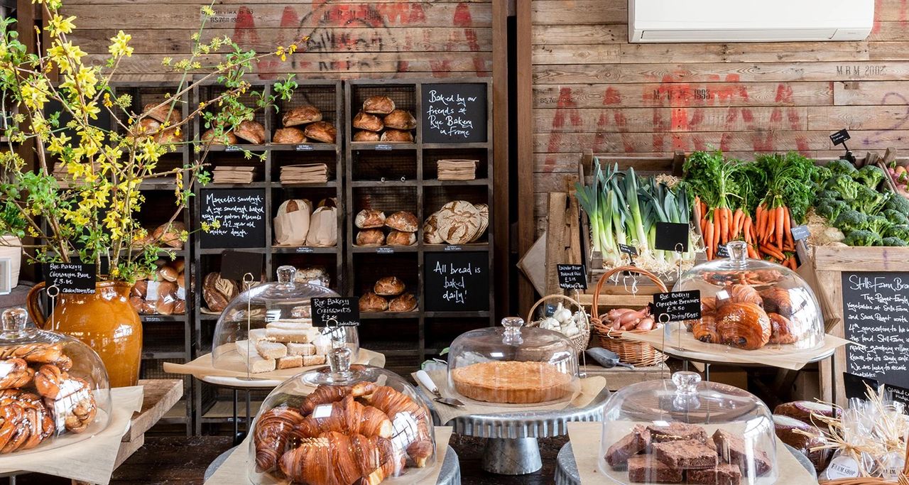 'Estamos aquí para defender a los agricultores británicos que producen leche, carne, verduras y huevos maravillosos': las tiendas agrícolas favoritas del equipo de Country Life