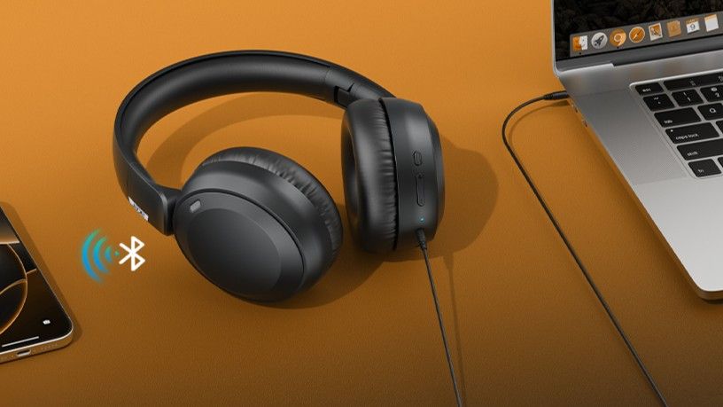 Estos auriculares inalámbricos cuentan con un sonido excelente con 70 horas de duración de la batería. Ah, y cuestan solo 20 dólares durante la gran oferta de primavera de Amazon.
