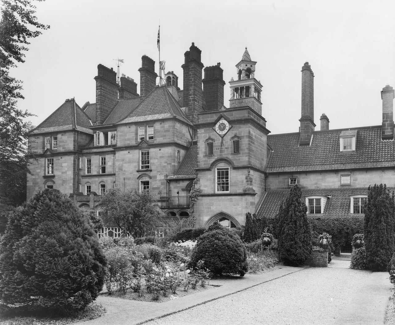 اختفاء منزل ريفي فخم على طراز الفنون والحرف اليدوية، بتصميمات داخلية من أعمال ويليام موريس، دون أثر.