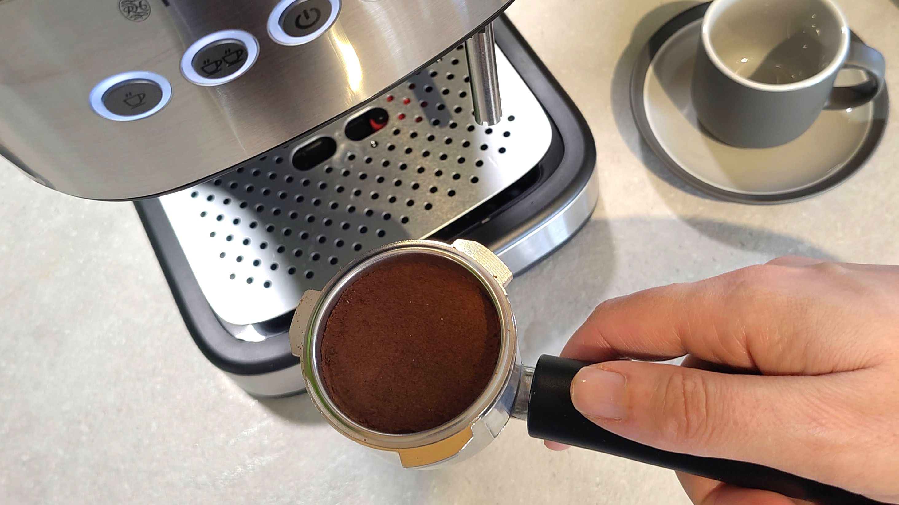 Probé la pequeña cafetera Russell Hobbs que usa granos molidos o cápsulas Nespresso, pero descubrí un inconveniente exasperante
