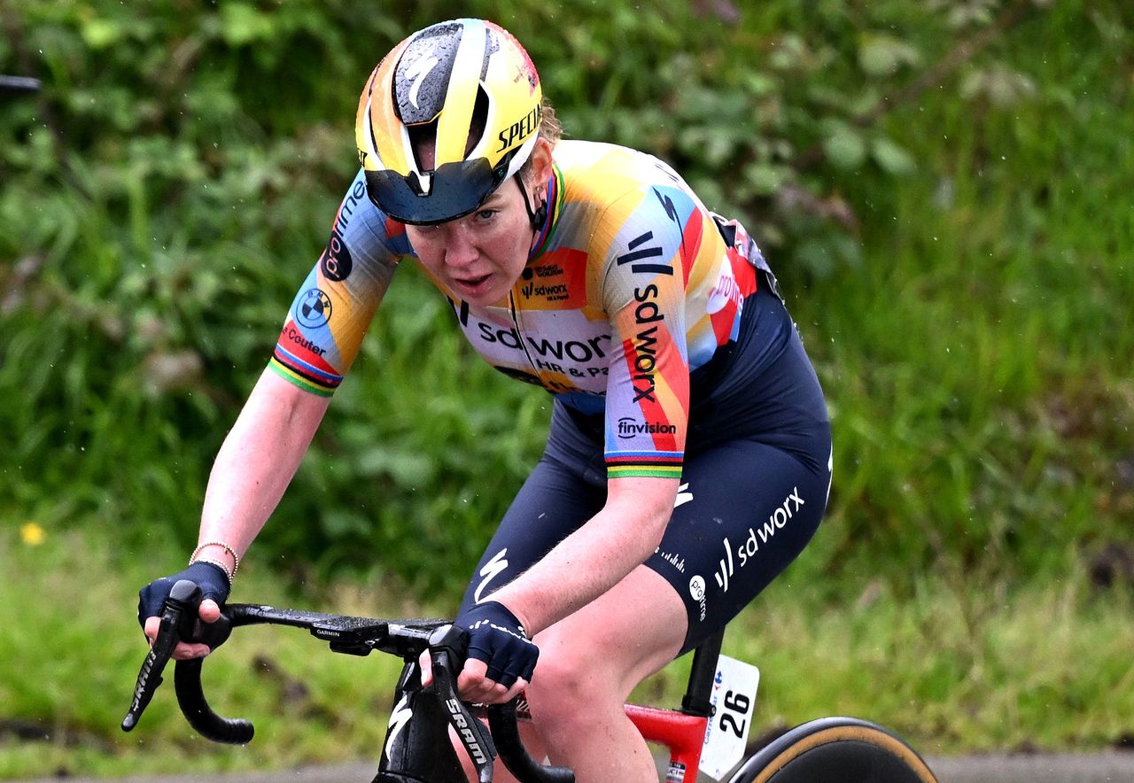 Vuelta Femenina: Anna van der Breggen derrota a sus rivales en las empinadas pendientes de Les Praeres para ganar la etapa 6 y tomar el liderato de la general