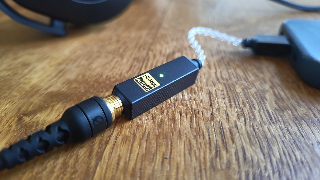 تم تصميم DAC الأنيق من iFi ليكون وسيلة خفيفة الوزن وبأسعار معقولة لجعل هاتفك الذكي يبدو في أفضل حالاته