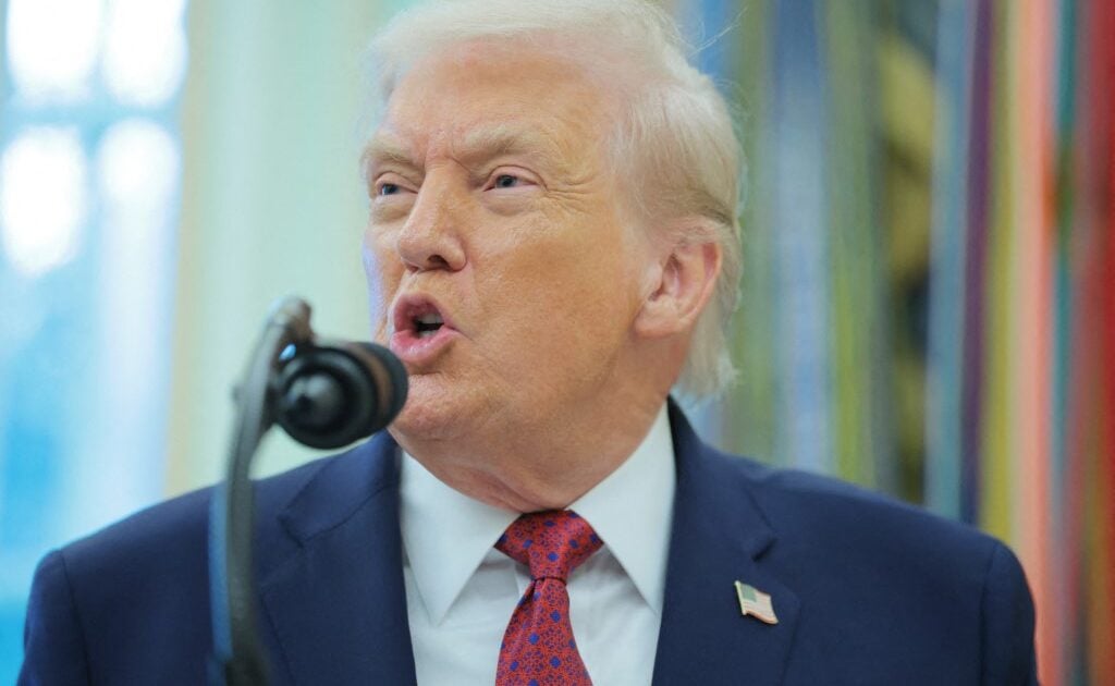 ترامب يقاضي مصلحة الضرائب الأمريكية مطالباً بتعويض قدره 10 مليارات دولار بسبب تسريب سجلاته الضريبية.