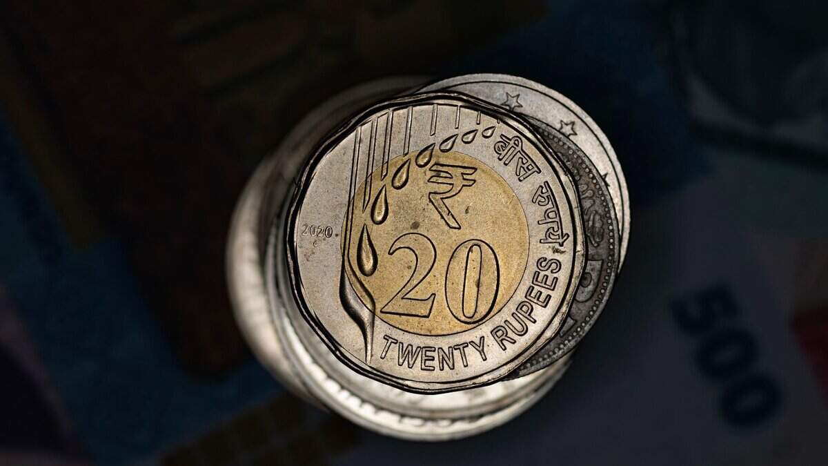 تنخفض الروبية إلى أدنى مستوى إغلاق قياسي عند 96.52 مقابل الدولار الأمريكي